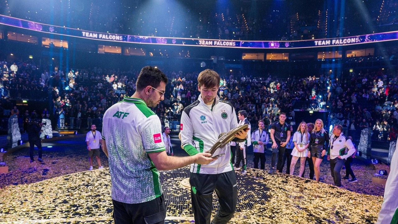 Cr1t habla en el escenario de un torneo de Dota 2